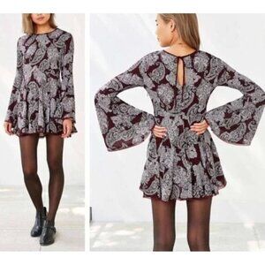 Urban Outfitters Ecote Sascha Bell Sleeve Paisley Red Dress Size 6 Boho Swingy